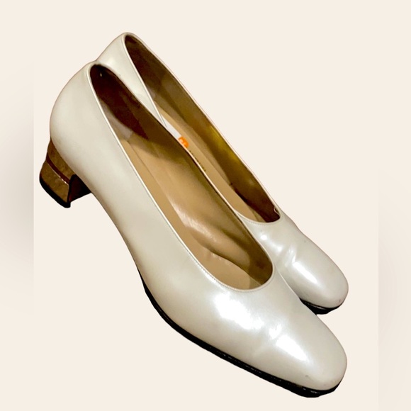 COPY - Vintage Ferragamo kitten heels - Picture 1 of 9